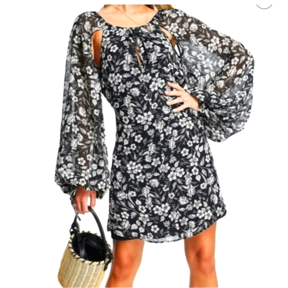 NWT TOPSHOP Bell Sleeve Black and White Floral Cutout Mini Dress Size 8 - Picture 1 of 13